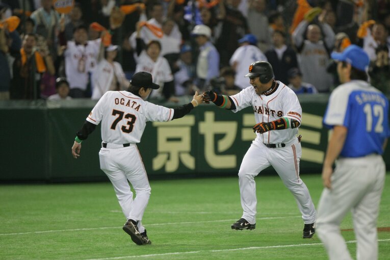 2008年の日本シリーズ（巨人対西武）。守備・走塁コーチの緒方耕一と喜ぶラミレス　©BUNGEISHUNJU