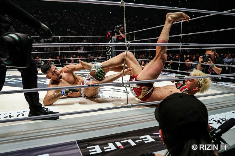 鈴木千裕vs.クレベル・コイケ　©RIZIN FF