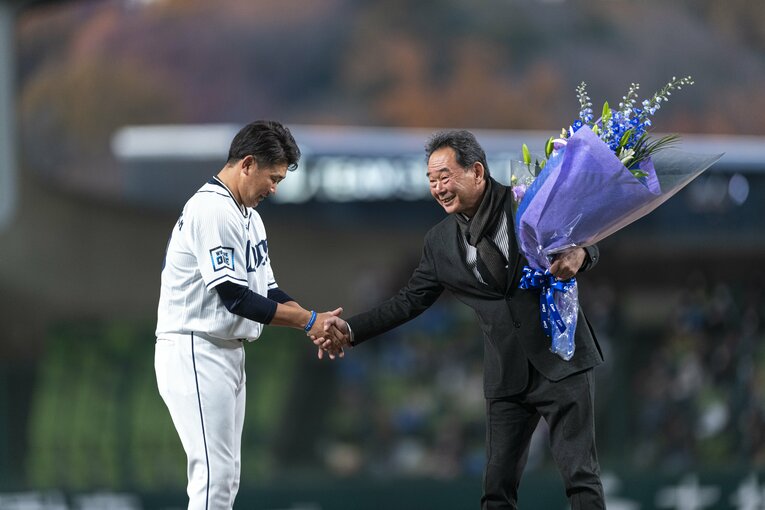 引退セレモニーでの松坂と東尾　©Takuya Sugiyama