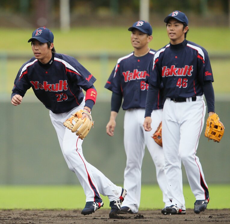 プロ1年目のキャンプで守備練習をする（左から）山田哲人、森岡良介、谷内亮太　©︎JIJI PRESS