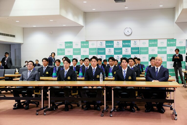 会見場に集まった青山学院大学の野球部員たち。下村海翔、常廣羽也斗、中島大輔が最前列でドラフト会議の開始を待つ　©Shigeki Yamamoto