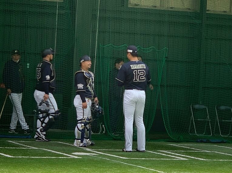 オリックスの次世代エースと期待される山下舜平大（12番）と笑顔で会話　©︎Noriko Yonemushi