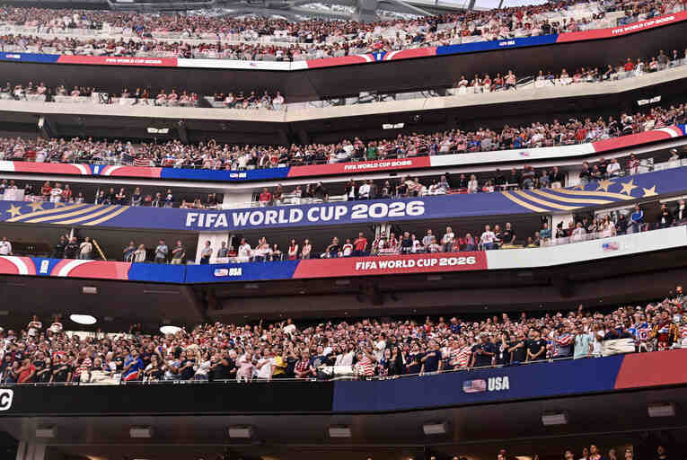 W杯のアメリカ戦。現地開催とありスタジアムは満員状態。一方その頃、メジャー球場は…？　©Getty Images