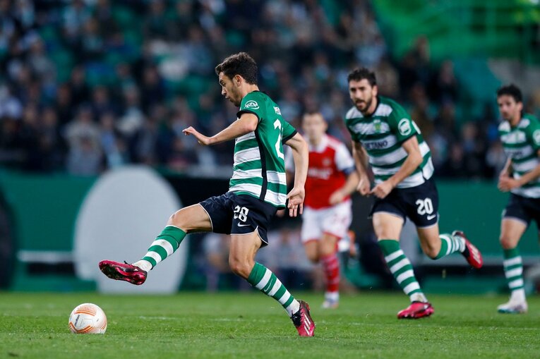 「モリタ、モリタ」とポルトガル地元カメラマン称賛…冨安健洋vs守田英正が「試合後にユニ交換」“EL日本人対決”を撮った(28)