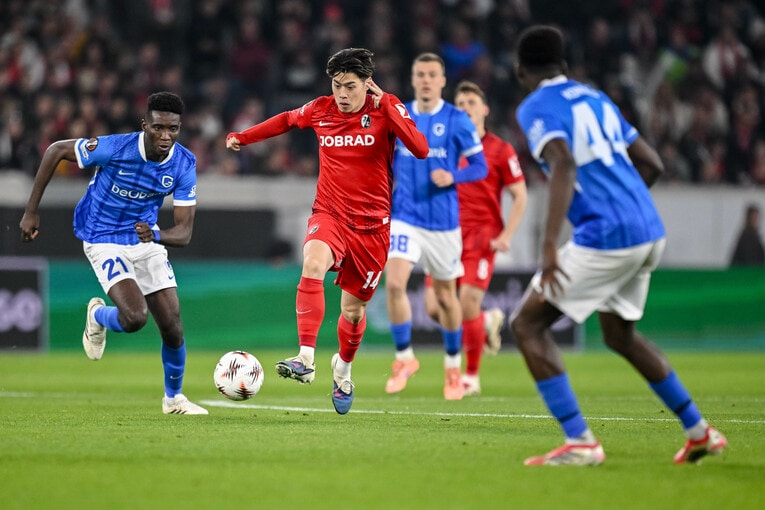 ゲンク戦での鈴木唯人　©Getty Images