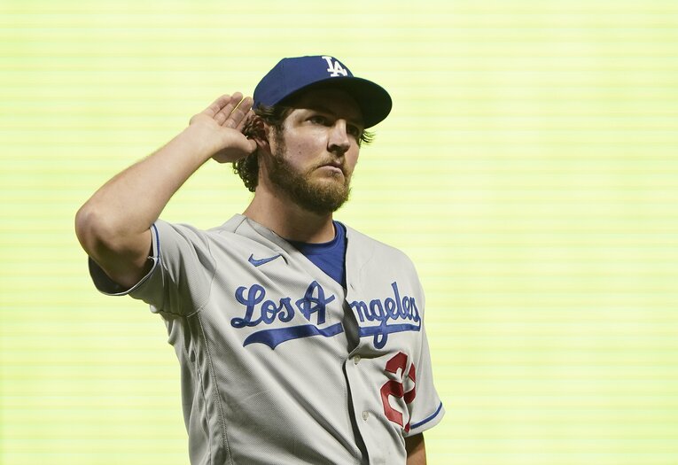 2021年、敵地で登板時に。相手ファンを煽るバウアー　©Getty Images