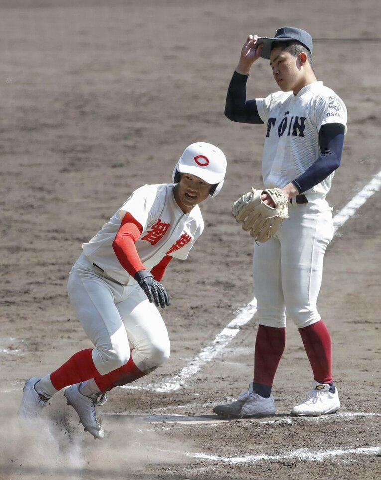 6回裏智弁学園1死三塁。大阪桐蔭“右の看板投手”関戸康介（右）の暴投で生還する森田空