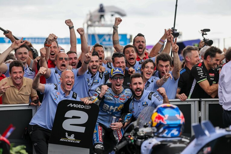 チームと喜びを分かち合うアレックス　©Satoshi Endo