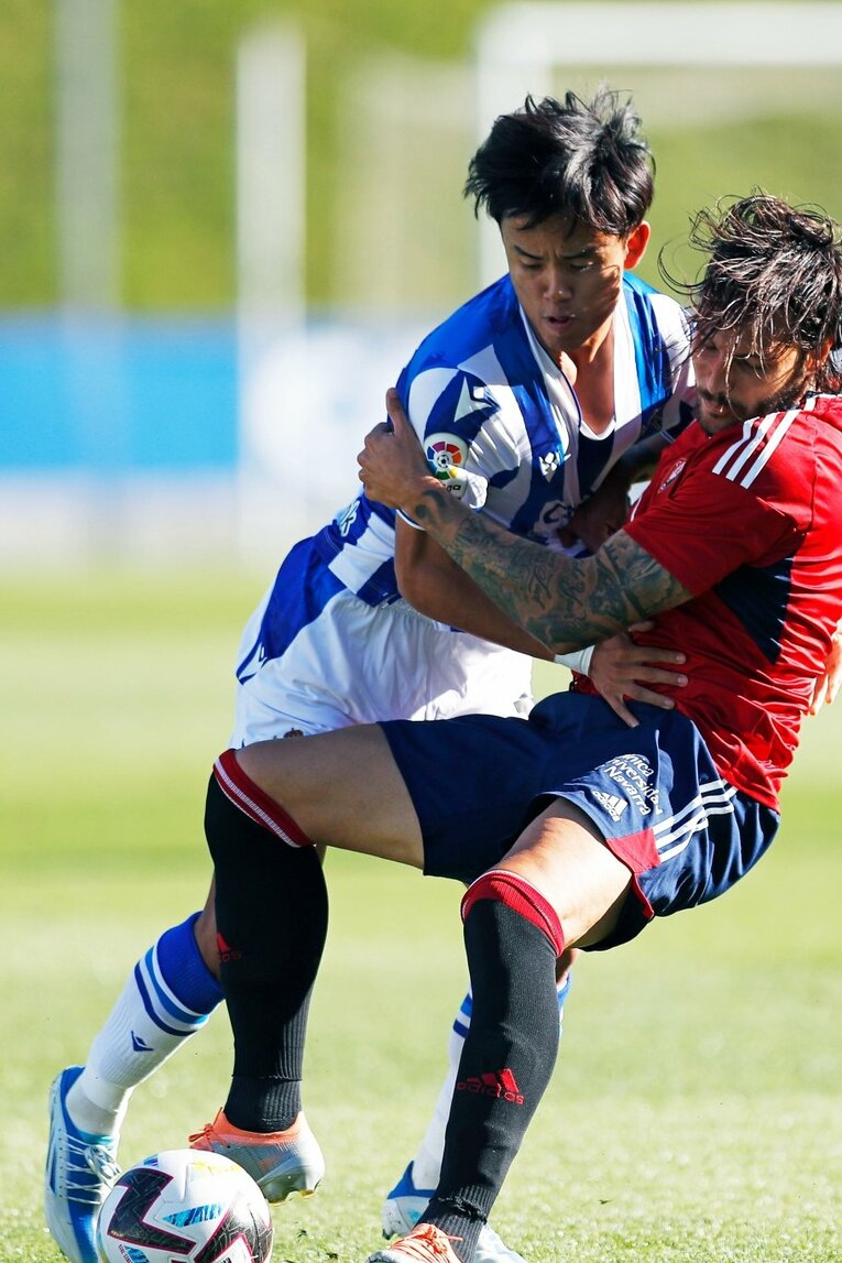 「クボは絶対フィットできる」現地ファンが期待… ソシエダ久保建英のユニ姿・力強さを日本人カメラマンがいち早く撮った〈子供に神対応〉(9)