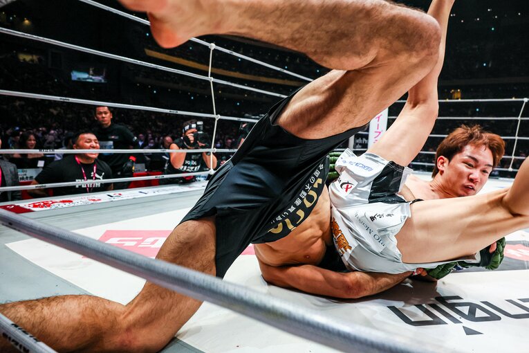 シェイドゥラエフのジャーマンスープレックスの連続写真（9枚目／全9枚） ©Susumu Nagao