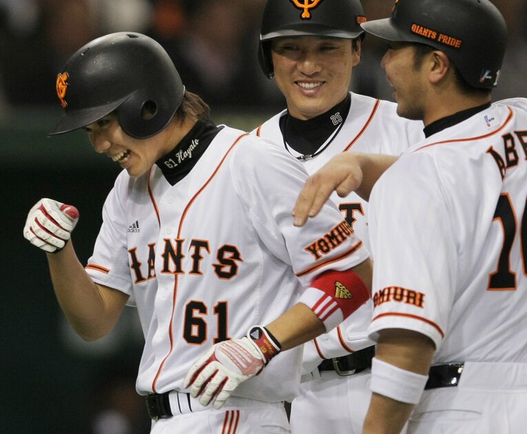 満塁本塁打を放ち阿部慎之助らに祝福される坂本勇人（2008年4月）©️JIJI PRESS
