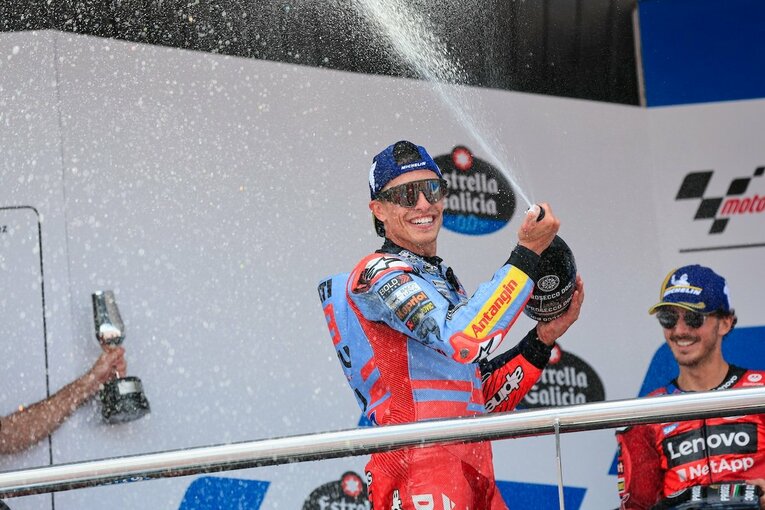 スペインGPの表彰台で喜びをあらわにするマルケス　©Satoshi Endo