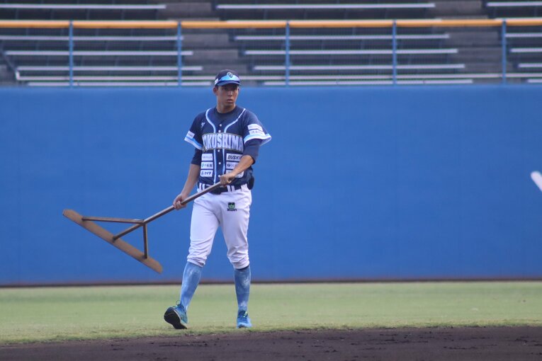 トンボで整備をするシンクレア ©Kou Hiroo