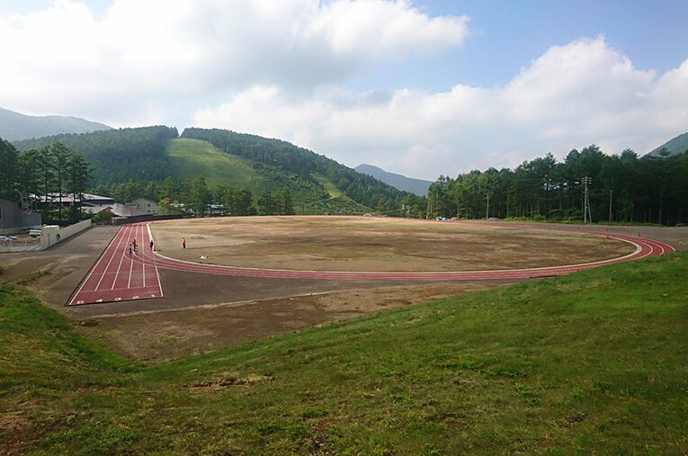 長野県東御市にある「国内最高標高」の全天候型トラック。奥にはスキー場が。 ／ photograph by Hibiki Beppu
