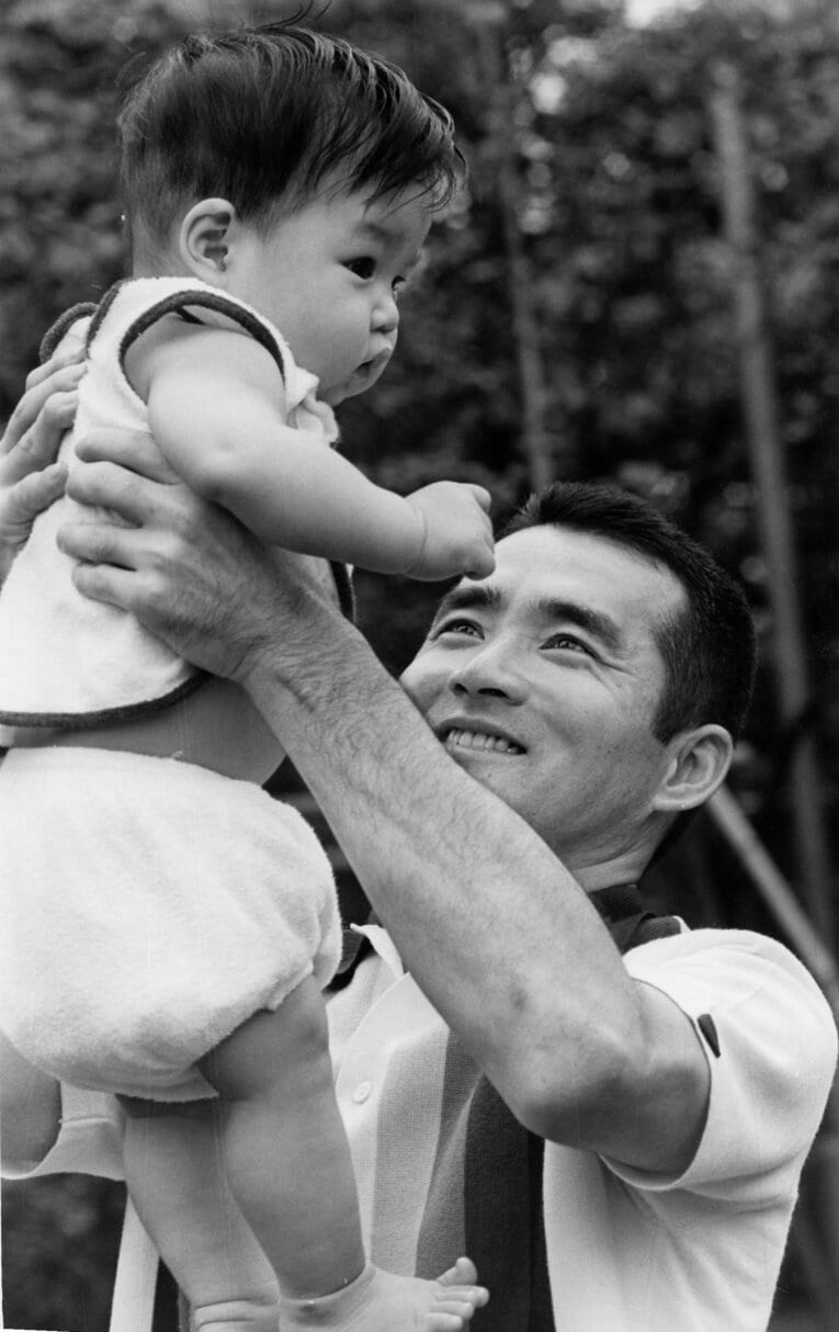 1966年、生まれて半年ほどの一茂を抱っこする長嶋茂雄【1枚目／全2枚】　©Sankei Shimbun