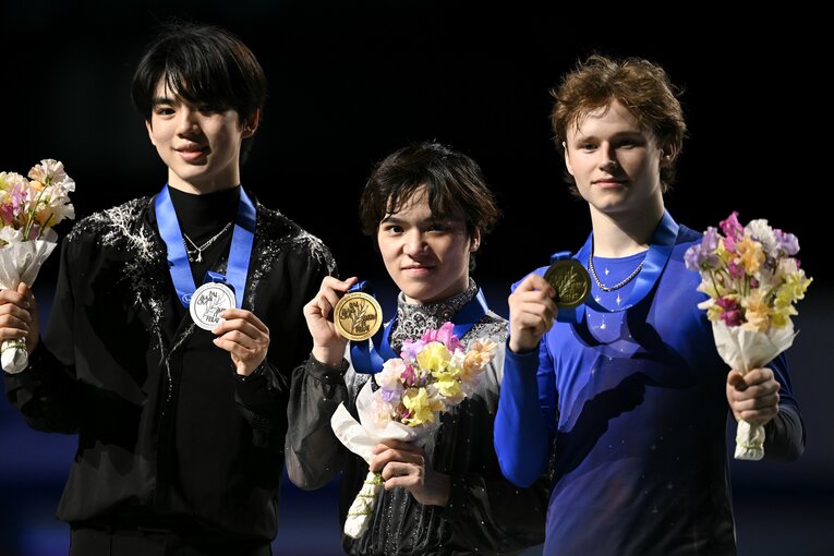 世界選手権連覇を果たした宇野。銀メダルのチャ・ジュンファン（左）、イリア・マリニン（右）と　©Asami Enomoto