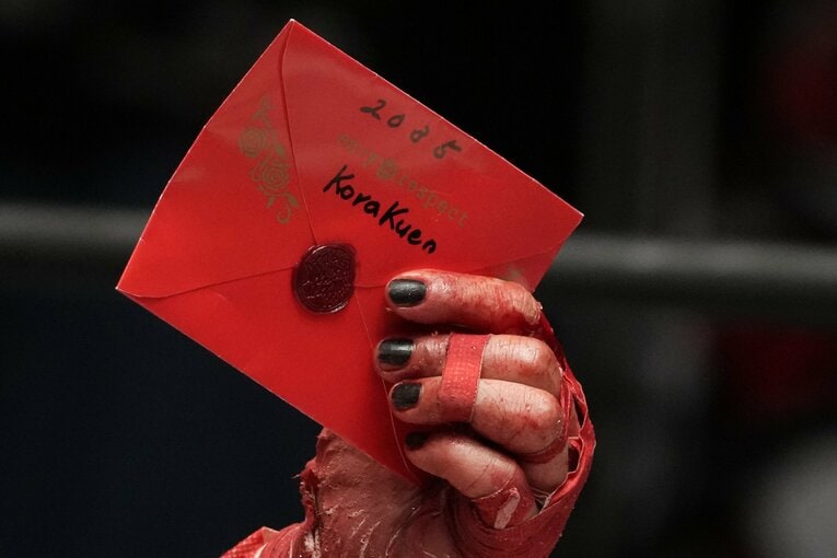 葛西純が手渡した『2035 Korakuen』の招待状　©Masashi Hara