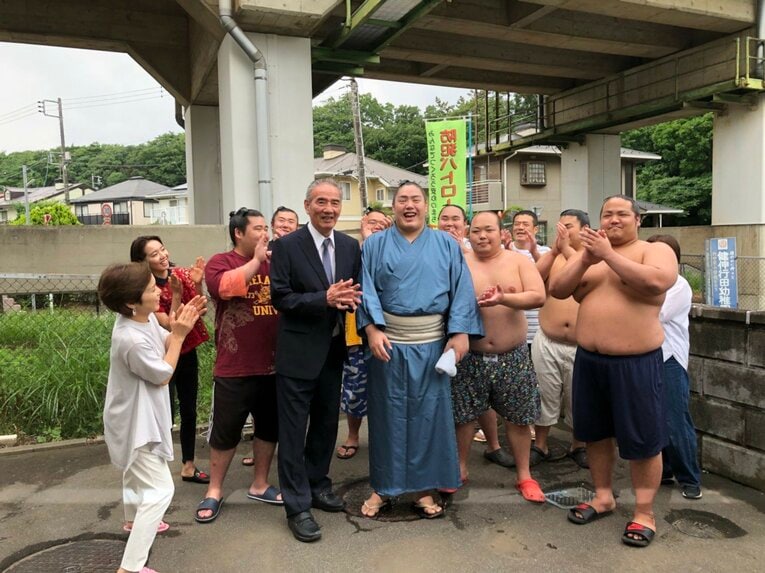 新十両が決まりバンザイする一山本、みづえさん（左）と二所ノ関親方（2019年5月）　写真：筆者提供