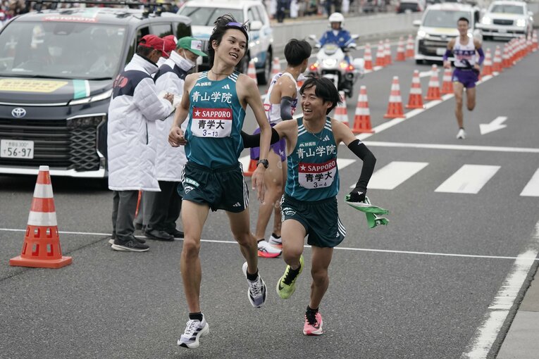 後輩の太田をねぎらう佐藤一世（4年）　©JMPA