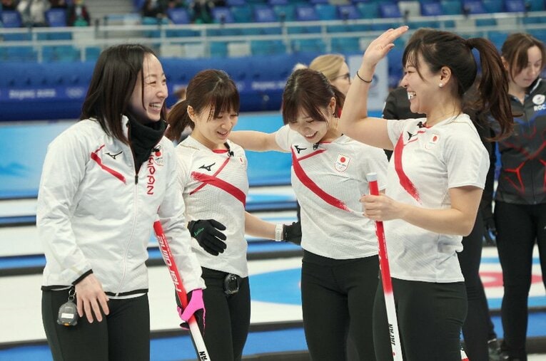 1次リーグ4戦目のROC戦に勝利し、笑顔がはじけるカーリング女子日本代表のロコ・ソラーレ ／ photograph by JIJI PRESS