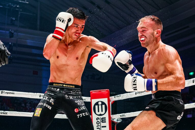 海人の左フックがサモ・ペティにクリーンヒットした瞬間　©Susumu Nagao