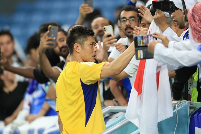 クロアチア戦後、W杯との別れを惜しむようにサポーターたちのもとへと向かった川島　©Kazuo Fukuchi／JMPA