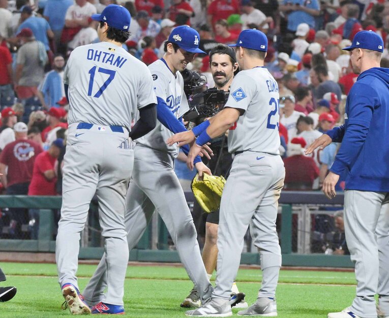 好投の佐々木朗希を出迎える大谷らドジャース選手たち（3枚目／全4枚）　©JIJI PRESS