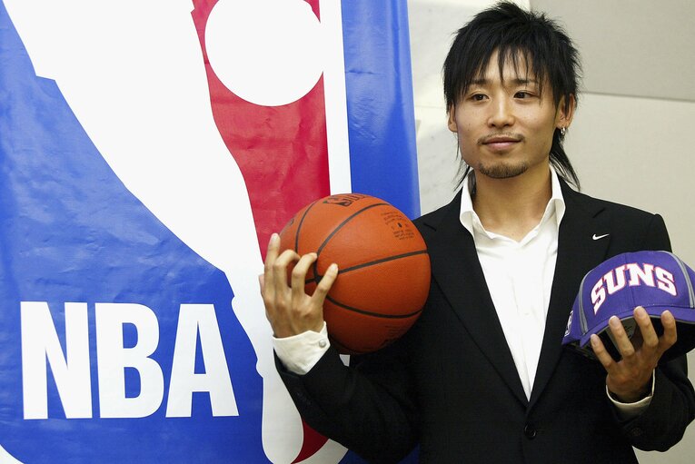 2004年、フェニックス・サンズと契約し、日本人初のNBAプレーヤーとなった田臥 ©Getty Images