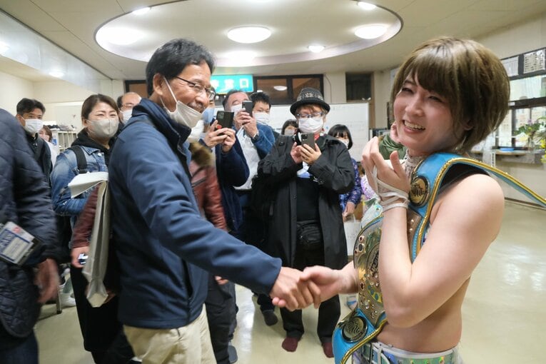 「可憐ですねぇ」人気女子レスラー・安納サオリに観客もウットリ…初の凱旋大会に滋賀が沸いた日「“絶対不屈彼女”は泣かないんです」(102)