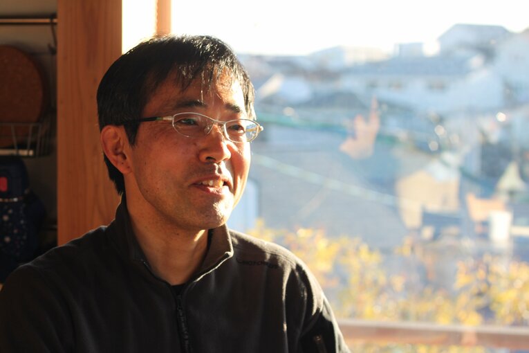 1972年8月生まれの栗秋。今回のインタビューは福岡の自宅で行った　©Kei Nakamura