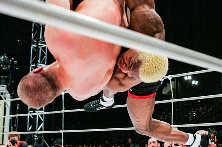 ケビン・ランデルマンがエメリヤーエンコ・ヒョードルに放った「伝説のバックドロップ」の決定的瞬間 ／ photograph by Susumu Nagao