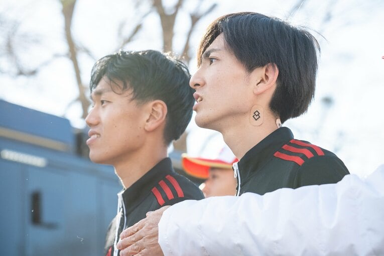 今大会は超激戦の2区で区間8位と不完全燃焼。笑顔は見られなかった平林清澄（国学院大／写真右）だが、チームを3冠挑戦までに導いた功績は大きい　©Nanae Suzuki