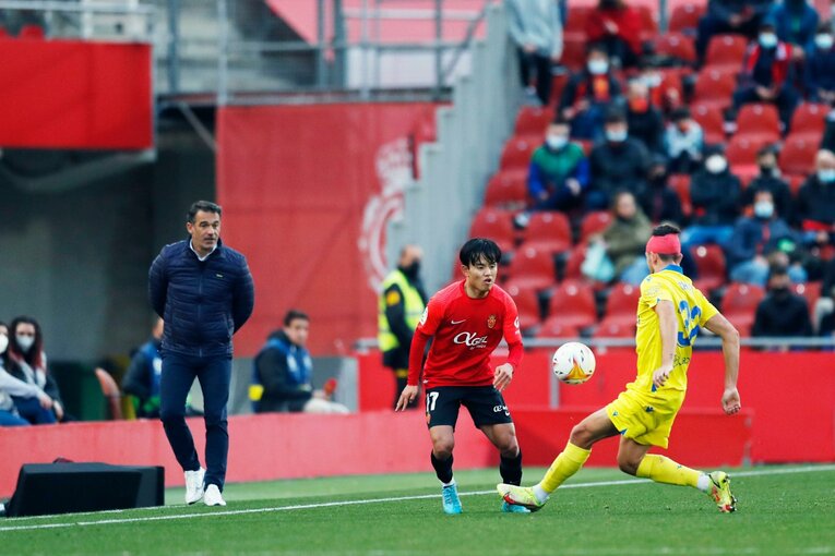 「クボはファウル覚悟で止めなければ」 残留争いで久保建英が大仕事…辛口のタクシー運転手もニコリ〈カメラマン現地取材〉(38)