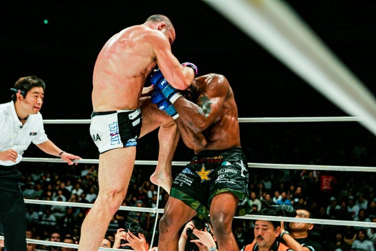 ジャクソンに強烈な膝蹴りを叩き込むシウバ（2枚目／全10枚）©Susumu Nagao
