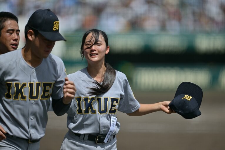 準々決勝・智弁和歌山戦で敗れ、肩を落とす選手を励ます星よつはさん　©Hideki Sugiyama