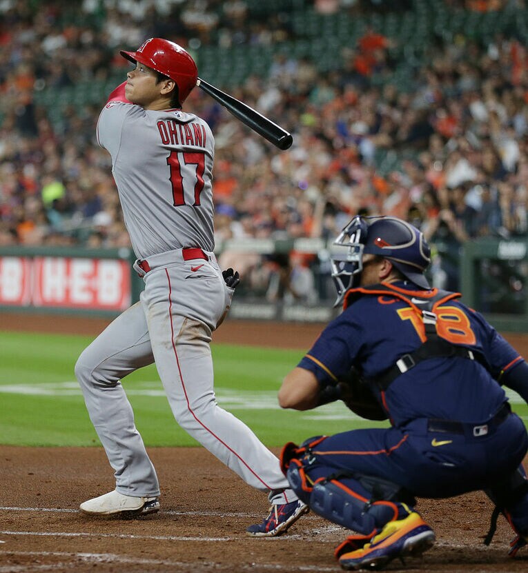 大谷が放ったレフトへの二塁打（※写真をクリック、スワイプすると好投での絶叫やスーツ姿がご覧になれます）　©Getty Images