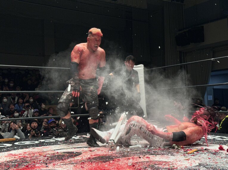 スワイプすると「エル・デスペラードvs葛西純」など激闘写真をご覧になれます　©Norihiro Hashimoto