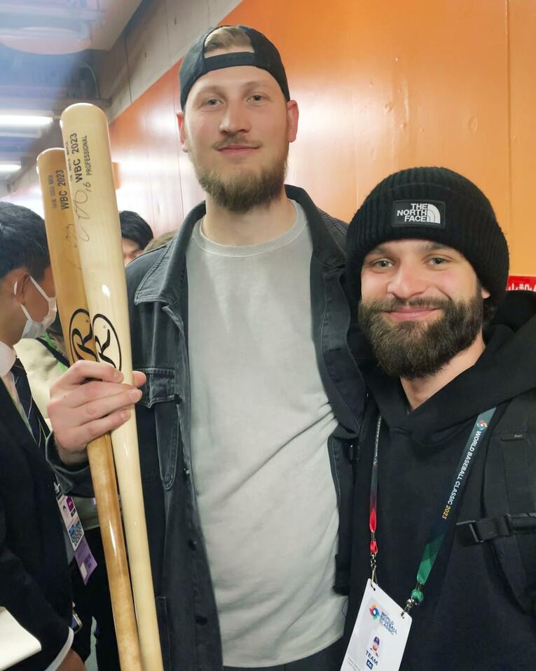 大谷翔平のサインバットを手にするチェコ代表・ミナリク投手（左）とサトリア投手 ©KYODO