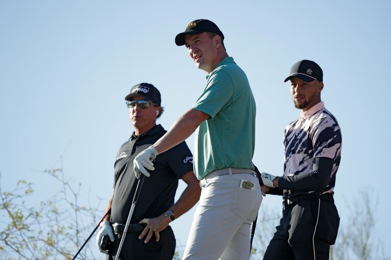 ミケルソン（左）をラウンドするステフィン・カリー（右）とペイトン・マニング　©︎Getty Imags