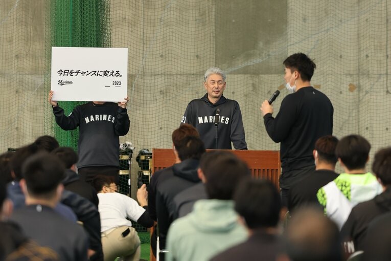 選手の発言にやさしく微笑む吉井監督　©︎Chiba Lotte Marines