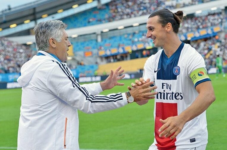 ズラタン・イブラヒモビッチと握手を交わすカルロ・アンチェロッティ ／ photograph by Pierre Lahalle/l’Équipe