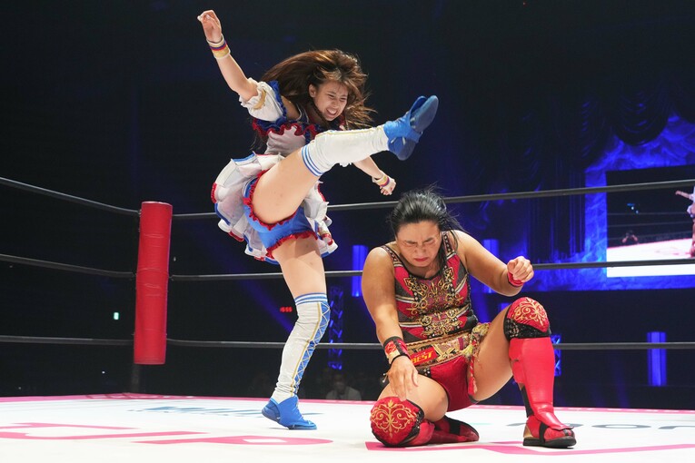 かかと落としを見舞う荒井優希　©Essei Hara