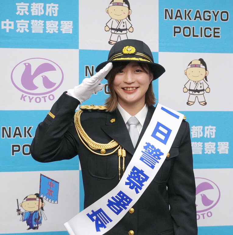 京都府警中京署の一日署長に任命された角田夏実選手（2025年1月）©︎JIJI PRESS