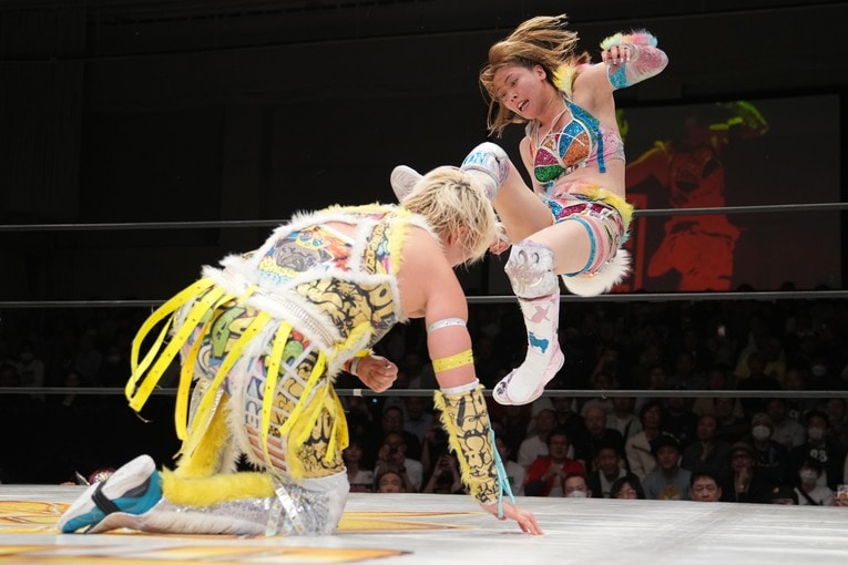 高橋奈七永にキックを見舞う岩谷麻優　©Masashi Hara