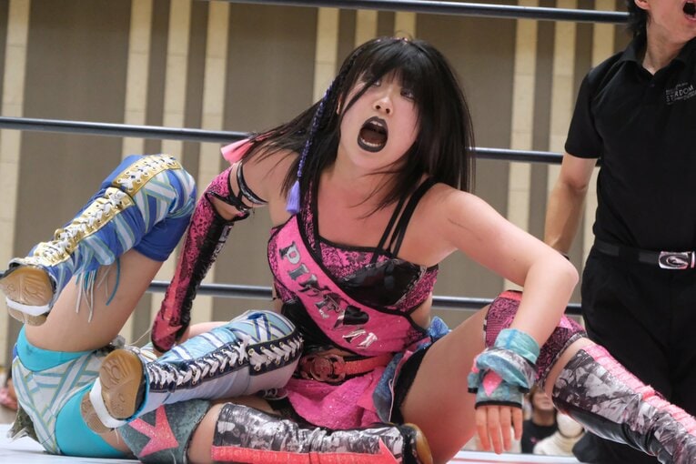 家族、親戚や学校の先生も応援に駆け付けた会場で吏南が勝利を収めた