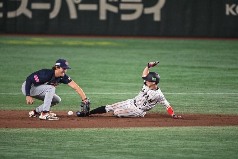 プレミア12米国戦、盗塁を決める五十幡　©Nanae Suzuki