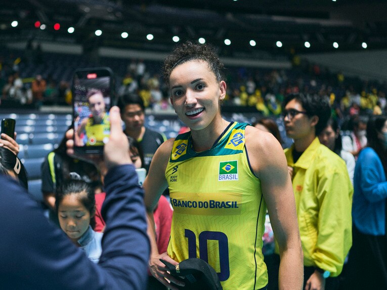 「男子バレーはいいが、女子は厳しい」逆境に燃えた主将・古賀紗理那はチームをどう変えた？ 五輪切符は持ち越しも「今は一緒に呼吸ができている」(76)