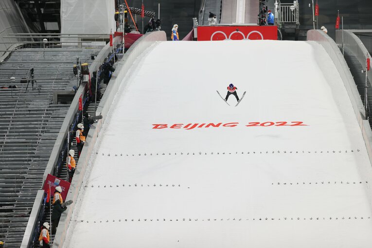 体格で優るライバルたちに対抗するため「ゼロから作り変えた」高梨のジャンプ　©JMPA