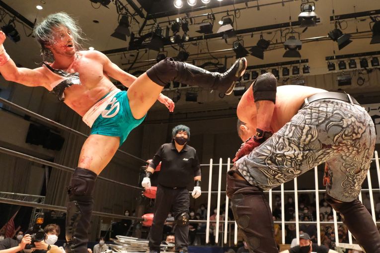 デスマッチファイター・ドリューは血がドクドク流れても試合を止めなかった 「ケガある、傷ある。でもやる。大好きだから」(21)