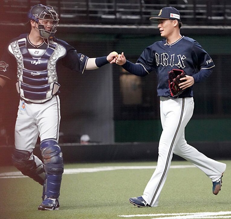 山本由伸をグータッチで盛り立てる捕手・伏見寅威　©︎Sankei Shimbun